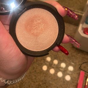 Becca Highlighter in Champagne Pop